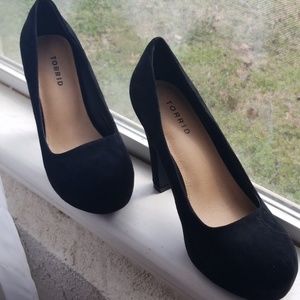 Torrid black platform block pump